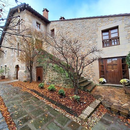 Apartamentos Palacion De Santillana Santillana del Mar Exterior photo