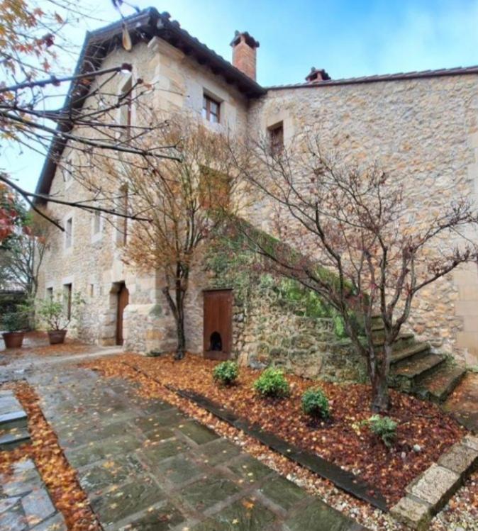 Apartamentos Palacion De Santillana Santillana del Mar Exterior photo