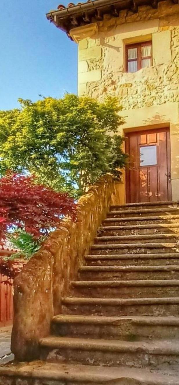Apartamentos Palacion De Santillana Santillana del Mar Exterior photo